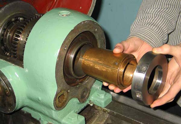 1612п, 1612в Фото токарно-гвинторізного верстата Фото токарно-гвинторізного верстата 1612п, 1612в